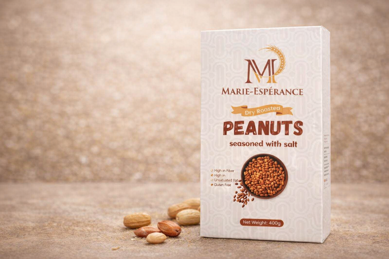 Salted Peanut — Le goût sain du croquant parfait
Marie‑Espérance Salted Peanut est bien plus qu’un simple en-cas : c’est une collation saine et savoureuse, riche en fibres et en bons lipides.

💪 Une option équilibrée  
Nos cacahuètes salées sont soigneusement torréfiées et légèrement assaisonnées pour préserver leurs nutriments essentiels. Elles offrent une source naturelle d’énergie et de protéines, idéale pour les journées actives.

🌿 Un plaisir responsable  
Sans gluten et 100 % végétal, Salted Peanut incarne notre engagement pour une alimentation saine et respectueuse de la nature.

🌍 Du Congo au monde  
Produites à partir de cacahuètes locales, elles reflètent la qualité et le savoir‑faire congolais — un goût authentique qui traverse les frontières.
